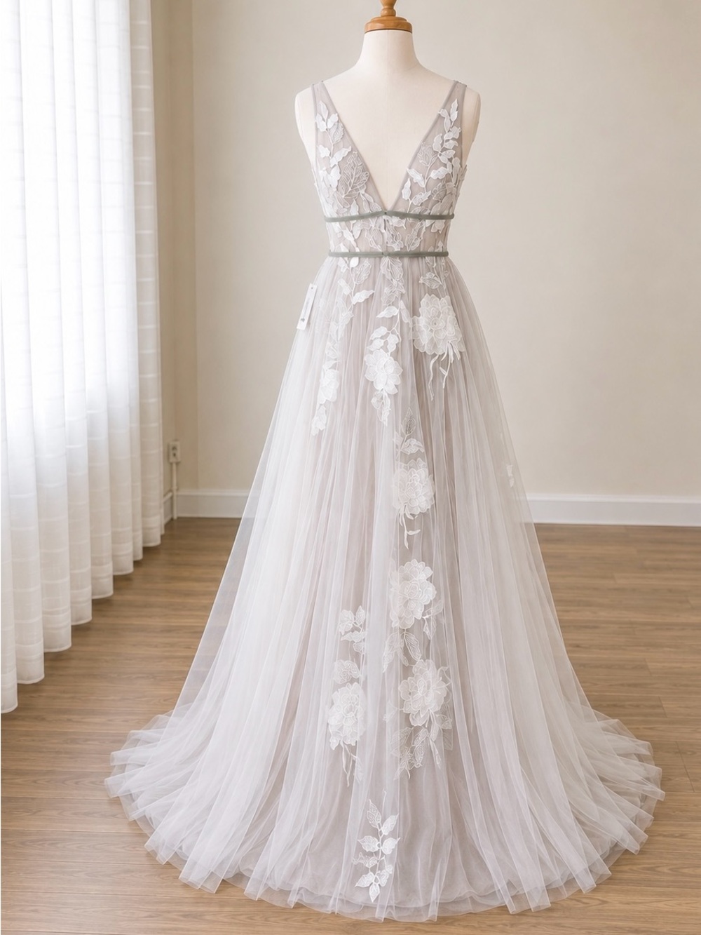 NWT Boho Floral Embroidered Tulle Wedding Dress – Size 6